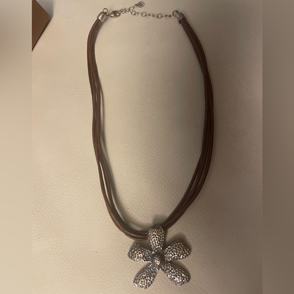 EUC Silpada 925 Sterling Silver Daisy Flower Necklace brown leather cord 16 in - Picture 4 of 5